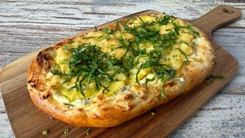 Dinnete mit Lauchzwiebeln, Kartoffeln und Bergkäse