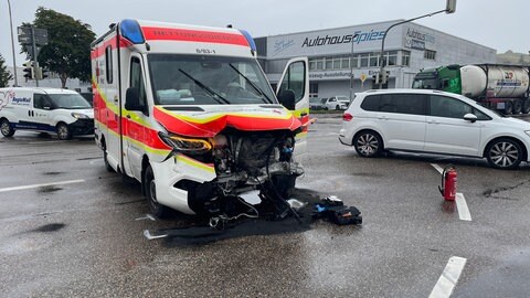 In einem Industriegebiet in Heilbronn kam es zu einem schweren Unfall zwischen einem Pkw und einem Rettungswagen. Fünf Menschen, darunter ein Patient im Rettungswagen, wurden veretzt.