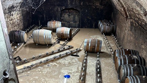 Im Weingut Engel in Flörsheim-Dalsheim setzte der Starkregen einen Keller mit Weinfässern unter Wasser.