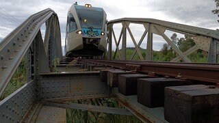 Gelenktriebwagen auf einer 100 Jahre alten Brücke bei Olympia
