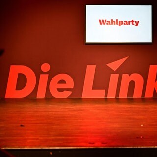 Blick auf die Bühne mit dem Schriftzug "Die Linke" bei der Wahlparty der Berliner Linken im Festsaal Kreuzberg