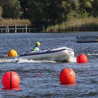 Jüngster Weltmeister fährt mit seinem Boot.