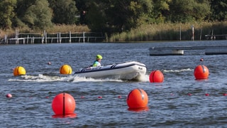 Jüngster Weltmeister fährt mit seinem Boot.