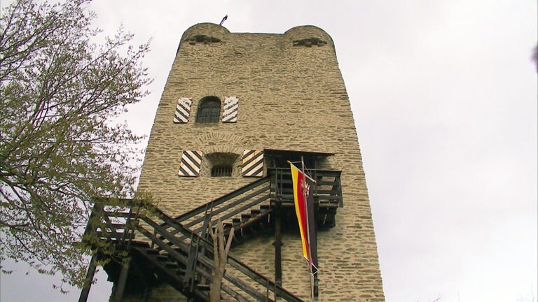 Burgturm mit Treppe und Rheinland-Pfalz-Fahne