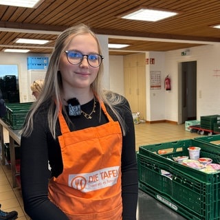 Die 21-Jährige Hannah Los hilft bei der Tafel in Pirmasens, weil immer mehr ältere Helfer gesundheitlich ausfallen. 