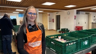 Die 21-Jährige Hannah Los hilft bei der Tafel in Pirmasens, weil immer mehr ältere Helfer gesundheitlich ausfallen. 
