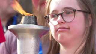 Ein Mädchen mit der Fackel: In Mainz sind die Special Olympics eröffnet worden