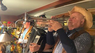 Christoph Schattmaier spielt die Trompete bei "Scho wieder mir".