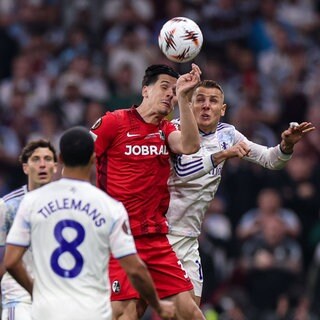 Kopfballduell zwischen Igor Matanovic (SC Freiburg) und Lucas Digne (Aston Villa)