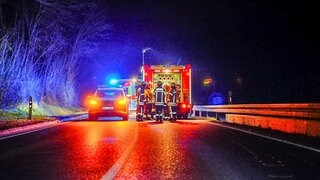 Polizei und Rettungsdienst sind nach dem Unfall eines 17-Jährigen bei Kirchheim unter Teck vor Ort. 