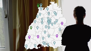 Eine Frau schaut aus dem Fenster. Im Vordergrund ist eine Karte von Baden-Württemberg zu sehen mit bunten Ortsmarkierungen. 