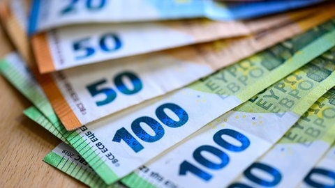 Viele Geldscheine. Der Landtag in RLP hat über die Verwendung des Sondervermögens des Bundes entschieden.