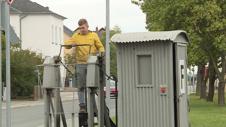 Mit dieser kombinierten Kurbel werden am Bahnhof Mügeln gleichzeitig drei Schranken geschlossen und geöffnet. 