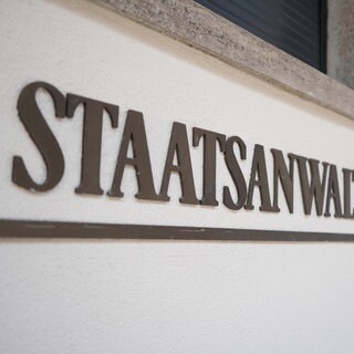Schriftzug an der Staatsanwaltschaft Stuttgart: Die Ermittler haben Anklage gegen einen 33-Jährigen erhoben, der eine 25-Jährige aus Eifersucht erstochen haben soll. 