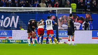 Hängende Köpfe bei den Spielern des VfB Stuttgart nach der Niederlage gegen den Hamburger SV