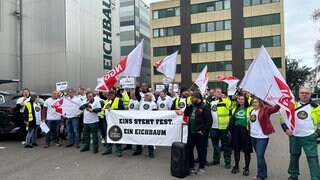 Mitarbeiter der Mannheimer Brauerei Eichbaum am Freitagmorgen vor dem Werkstor