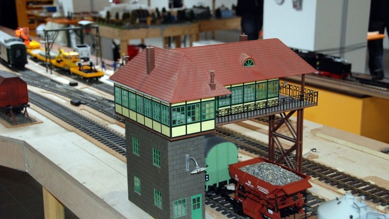 Im Keller des Bahnhofes in Weissenstein steht die große Spur I Anlage.