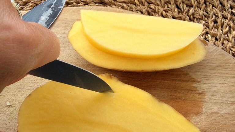Die Form mit einem kleineren Messer in die Kartoffel einschnitzen. Anschließend einmal um die Kartoffel herumschneiden, damit der Rand weg ist.