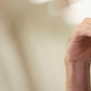 Erschöpfter Mann hält seine Hand vor die Augen
