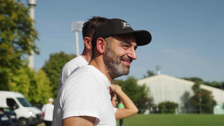 Suni Musa beim Zuschauen der Mannschaft auf dem Trainingsgelände der Stuttgart Surge.