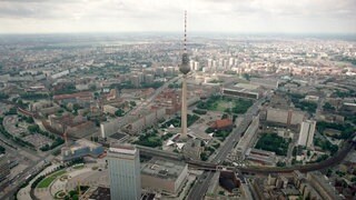 Berlin: Blick auf das Ostberliner Stadtzentrum mit dem Hotel "Forum" am Alexanderplatz, dem Fernsehturm sowie der Marienkirche
