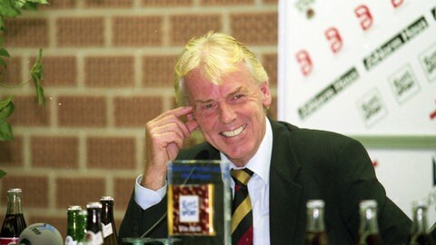 Der Rotterdamer Trainer Leo Beenhakker gibt sich auf der Pressekonferenz nach dem Feyenoord-Hinspielsieg beim VfB Stuttgart sehr siegessicher.