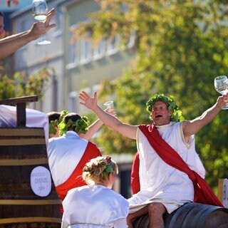 Festwagen auf dem Winzerfestumzug in Neustadt an der Weinstraße mit mehreren Wein-Göttern