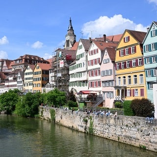 Fachwerkhäuser prägen das Stadtbild von Tübingen am Neckar. Mit dem "Investitionsbooster" soll die Finanzlage der Kommunen verbessert werden.
