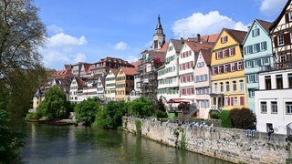 Fachwerkhäuser prägen das Stadtbild von Tübingen am Neckar. Mit dem "Investitionsbooster" soll die Finanzlage der Kommunen verbessert werden.