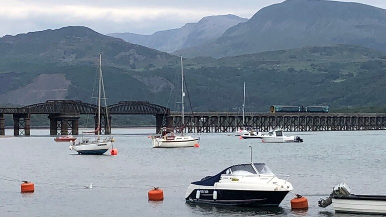 Die Barmouth Bridge ist das Highlight an der Cambrian Coast. Die Triebwagen von Transport for Wales fahren hier alle zwei Stunden