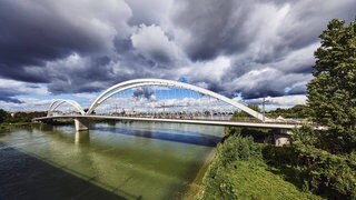 Die Rheinbrücke zwischen Kehl und Straßburg. Eine grenzüberschreitende Untersuchung zeigt die flächendeckende Belastung des Grundwassers im Oberrheingraben mit Mikroschadstoffen.