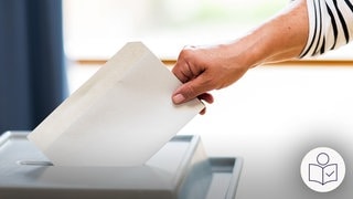 Eine Person wirft einen Zettel in eine Kiste. Der Zettel ist ein Wahl·zettel. Die Kiste ist eine Wahl·urne. Rechts das SWR Logo für Leichte Sprache.