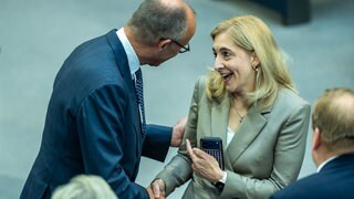 Nina Warken (CDU), Bundesministerin für Gesundheit, spricht mit Bundeskanzler Friedrich Merz (CDU) (Archivbild).
