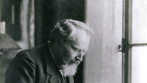 Archivbild: Otto Lehmann mit seinem Mikroskop. Der Wissenschaftler hat etwas erfunden, das jeder von uns kennt und nutzt. Schüler aus Karlsruhe erinnern an ihn.