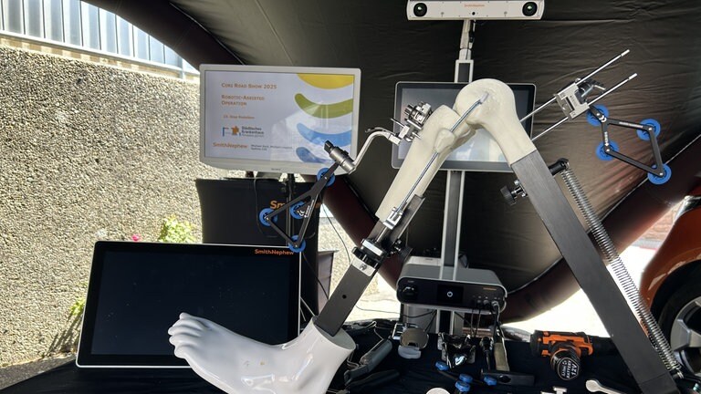 Ohne Operateur geht nichts. Ab September wird die Robotik in der Orthopädie im Städtischen Krankenhaus Pirmasens am Standort Rodalben genutzt. 