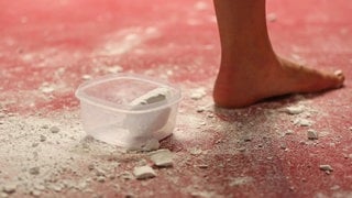 Ein Magnesia-Block beim Aufwärmen im Turnen