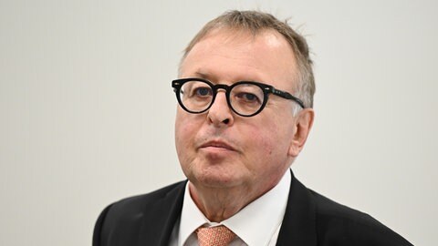 Ex-Landrat Jürgen Pföhler wurde die Pension gekürzt. Grund sind mutmaßliche Fehler bei der Flutkatastrophe im Ahrtal. 