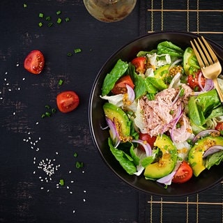Salat mit Avocado und Thunfisch