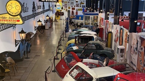 Im Ausstellungsraum gibt es neben vielen Oldtimern zum Beispiel eine alte Apotheke und Post.