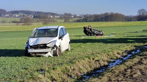 Zwei Autos wurden bei einem Unfall auf ein Feld neben die B256 bei Mammelzen im Westerwald geschleudert. Bei dem Unglück starb eine 19-Jährige.