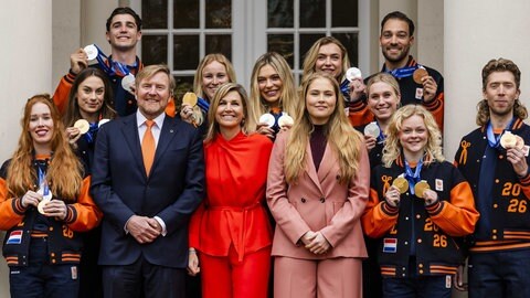 König Willem-Alexander, Königin Máxima und Prinzessin Amalia bei einem Gruppenfoto mit den niederländischen Medaillengewinnern der Olympischen Winterspiele 2026.