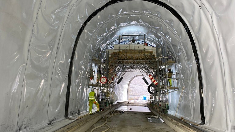 Die Deutsche Bahn bereitet fünf Tunnel zwischen Rech und Altenahr für die Elektrifizierung vor.
