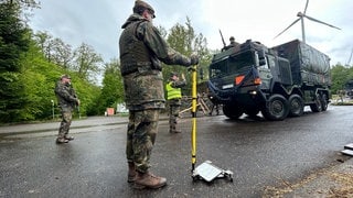 Der Konvoi soll Waffen ins Munitionslager in Kriegsfeld bringen. Bevor er auf das Gelände darf, wird jeder Zentimeter nach Sprengstoff abgesucht. 