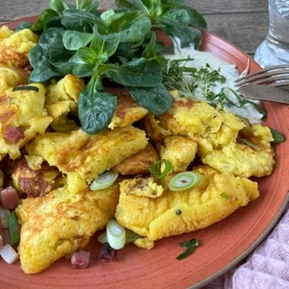 Kartoffel-Kratzete mit Kressequark und Feldsalat
