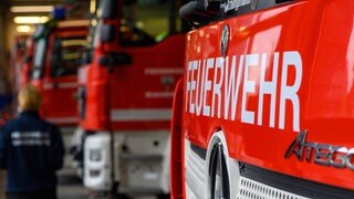 Mehrere Feuerwehrautos stehen hintereinander. Durch guten Brandschutz soll es erst gar nicht zum Einsatz kommen. 