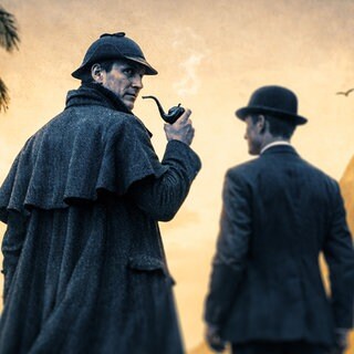 Rückenansicht von Sherlock Holmes mit einer Pfeife der über seine Schulter blickt, zu seiner Rechten Dr Watson in einer Straße im viktorianischen Zeitalter in den Tropen und im Hintergrund Der Sugarloaf Berg und die Bucht von Guanabara