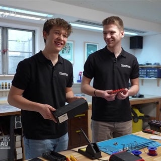 Zwei Jugendliche in einer Werkstatt