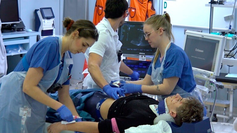 SWR Dokureihe "Die Unfallklinik" zeigt den Alltag in der Zentralen Notaufnahme der BG Klinik Ludwigshafen und Hubschrauber-Rettungseinsätze mit Christoph 5