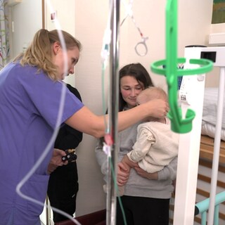 Kinderärztin der Mainzer Unimedizin betreut Kind, das an Sepsis erkrankt war.