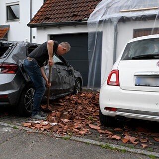 Die Scheiben zerdeppert, das Blech eingedellt. Auch hier viel Arbeit für die Bewohner von Ulm-Donaustetten.